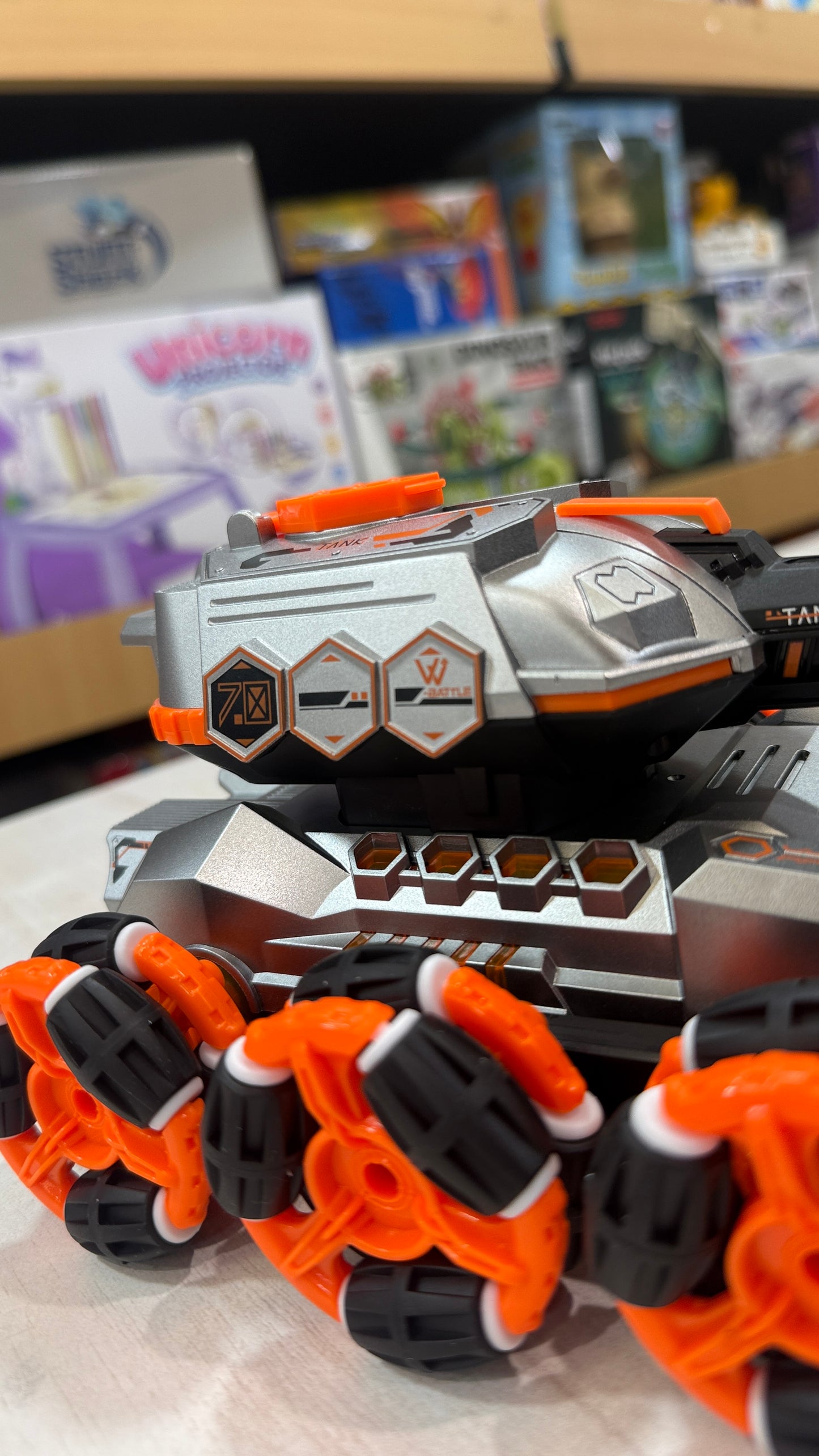 Gesture controle rc tank with recharge battery - 6 wheels gesture tank with jelly , lights and remote