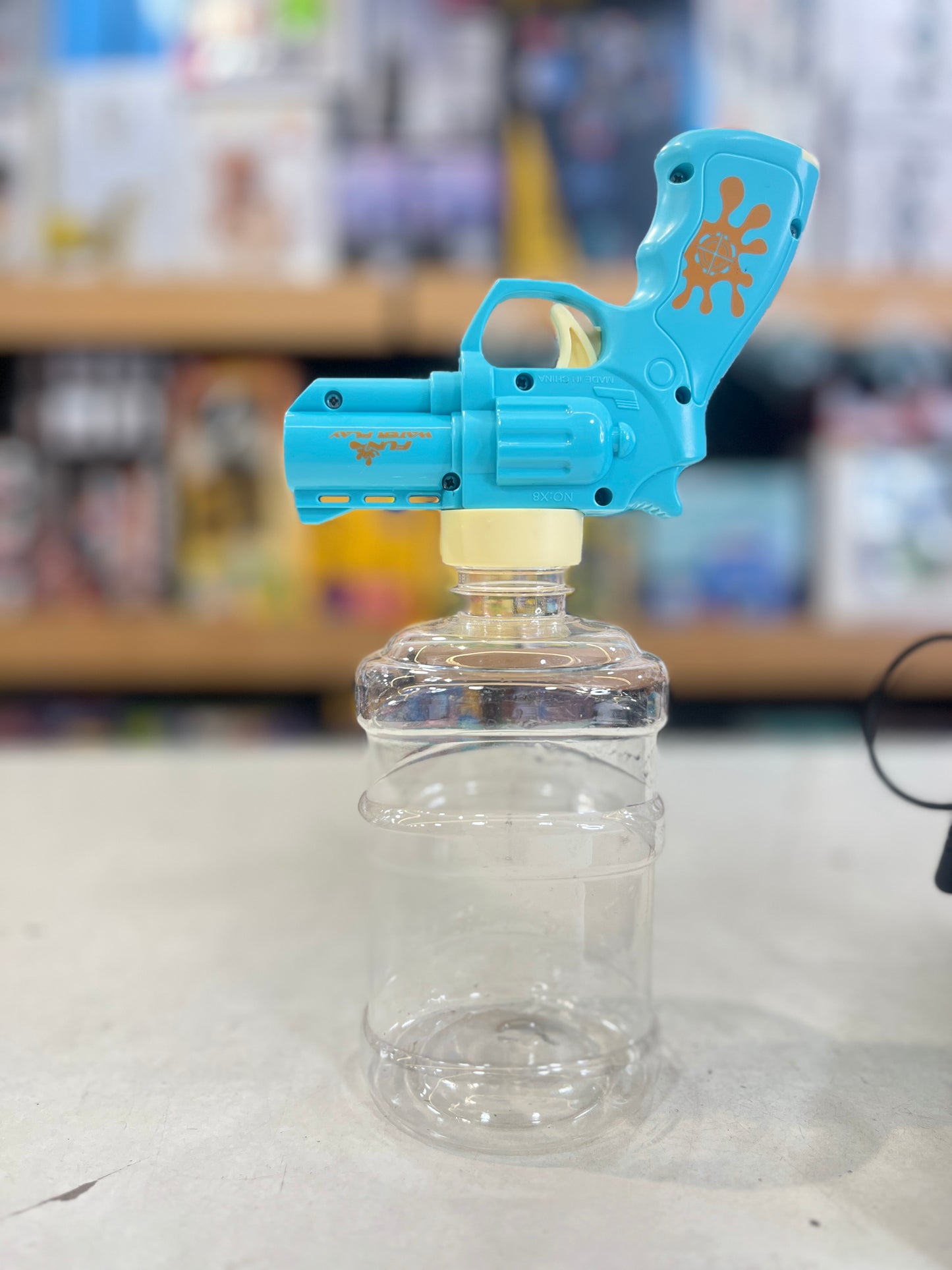 Small water gun with rechargeable battery - 500 ml container tank -