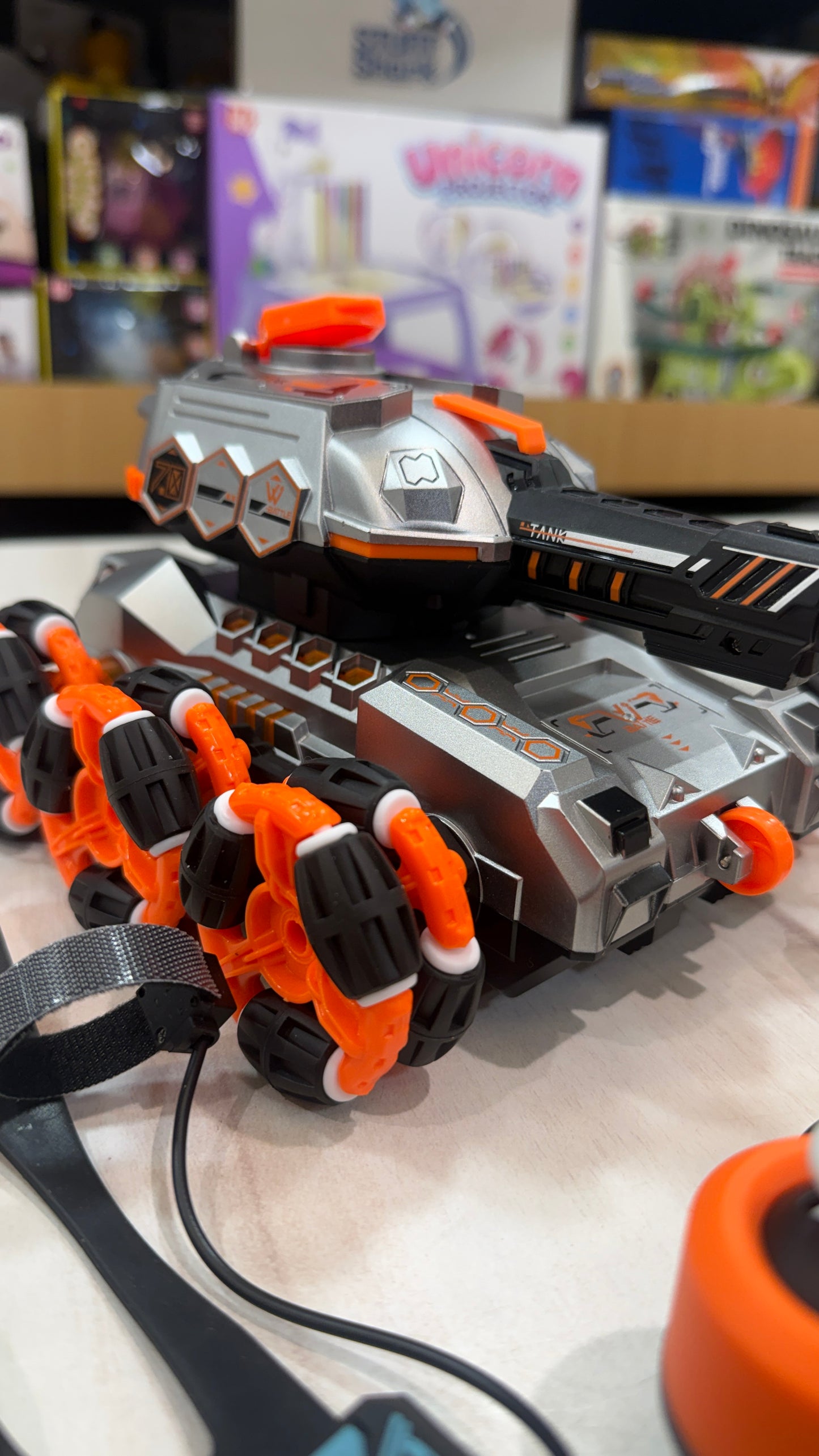 Gesture controle rc tank with recharge battery - 6 wheels gesture tank with jelly , lights and remote