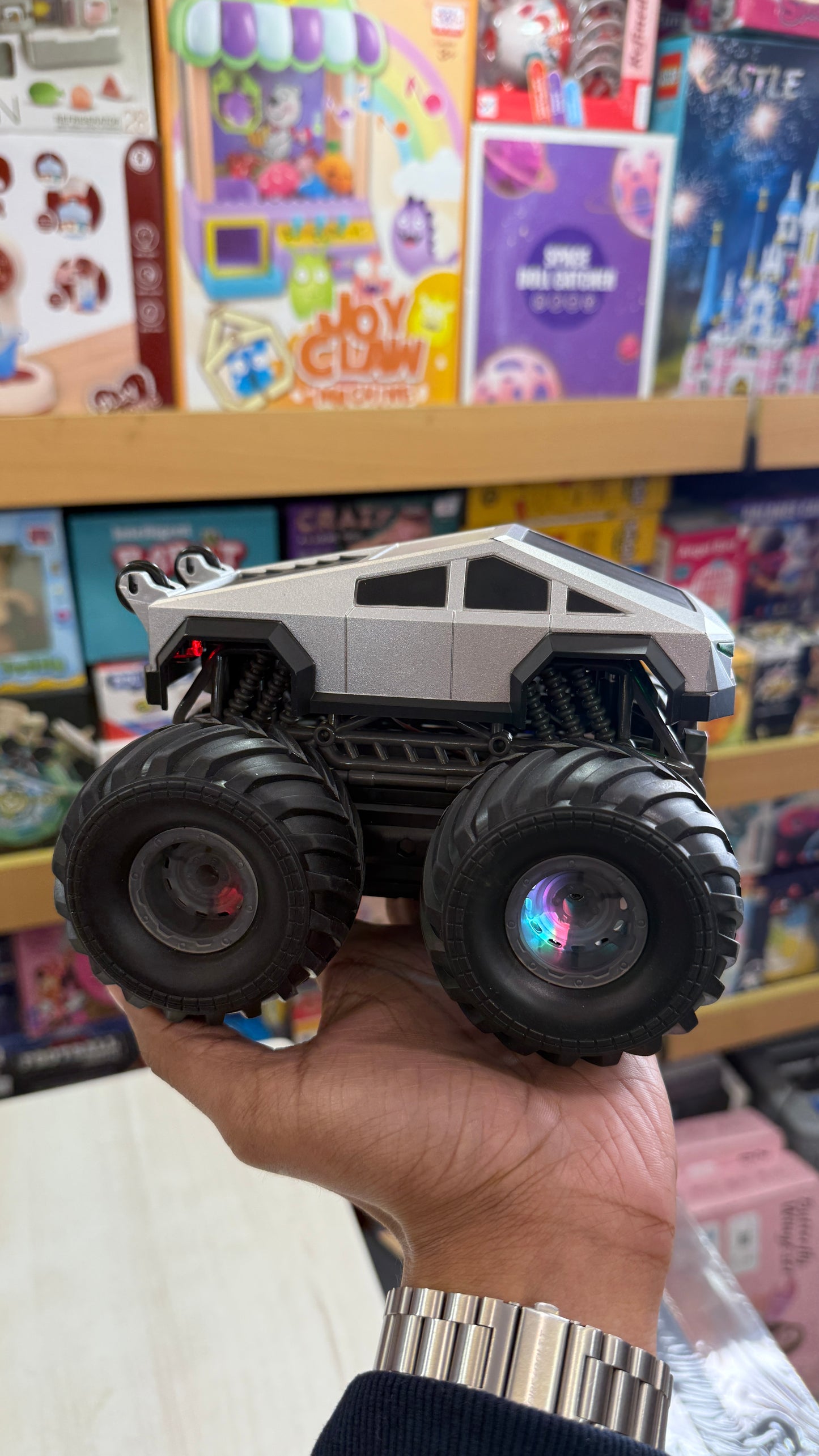 360° Rotating Tesla Monster Truck, 4WD RC Stunt Cars with Light and Music, 2.4 GHz, Rechargeable, Various Terrain Truck, Unicorn Toys, Christmas, Birthday Gift Age 3-10