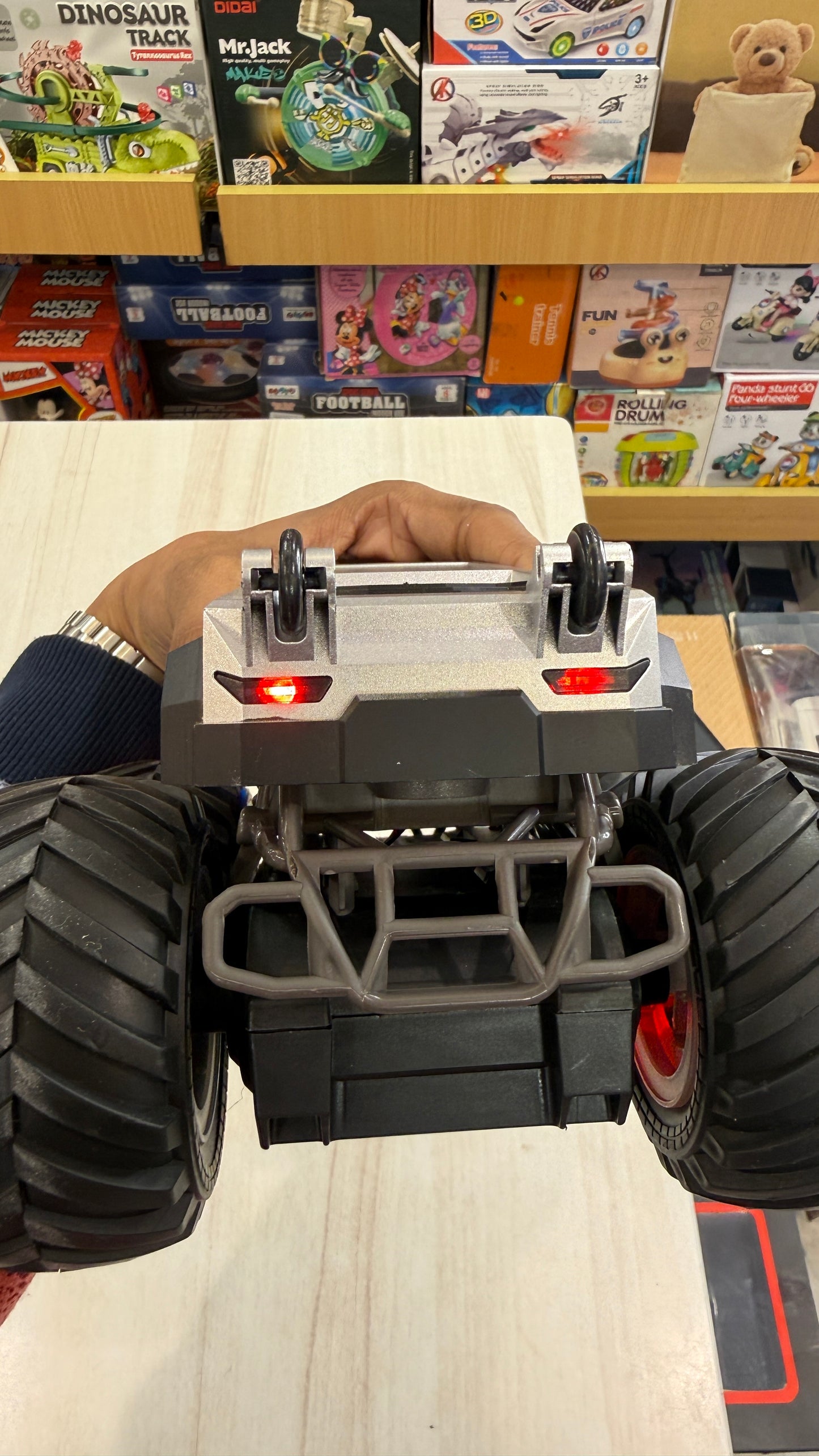 360° Rotating Tesla Monster Truck, 4WD RC Stunt Cars with Light and Music, 2.4 GHz, Rechargeable, Various Terrain Truck, Unicorn Toys, Christmas, Birthday Gift Age 3-10