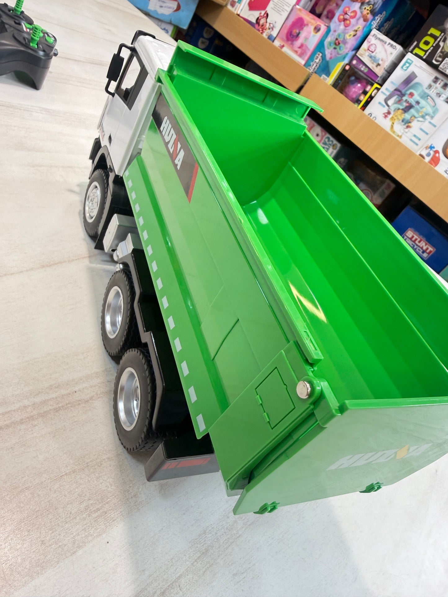Huina RC Dump Truck 2.4GHz Mobil Truck Remote Control TRUCK -Auto Demo LED