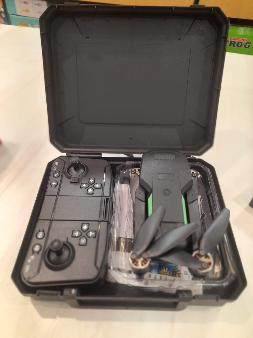 E100 brushless drone with 1 battery and remote