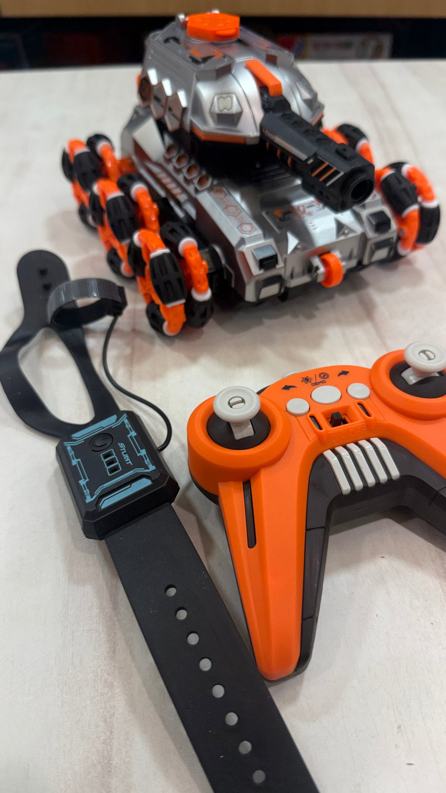 Gesture controle rc tank with recharge battery - 6 wheels gesture tank with jelly , lights and remote
