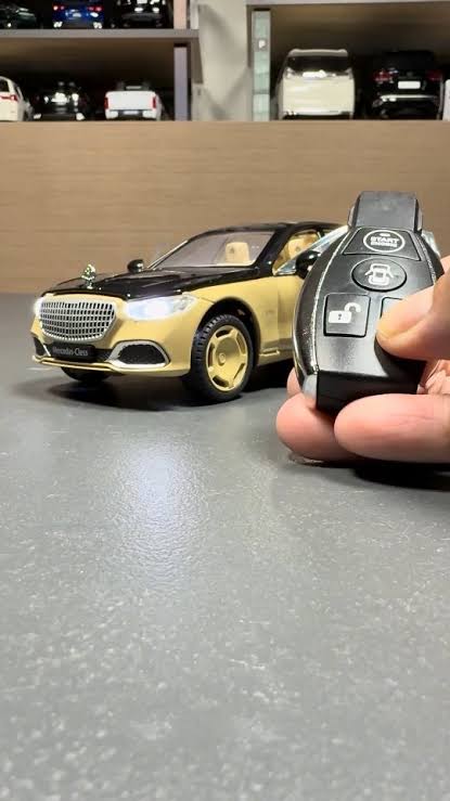 1/24 Mercedes-Maybach S680 with remote controlled doors