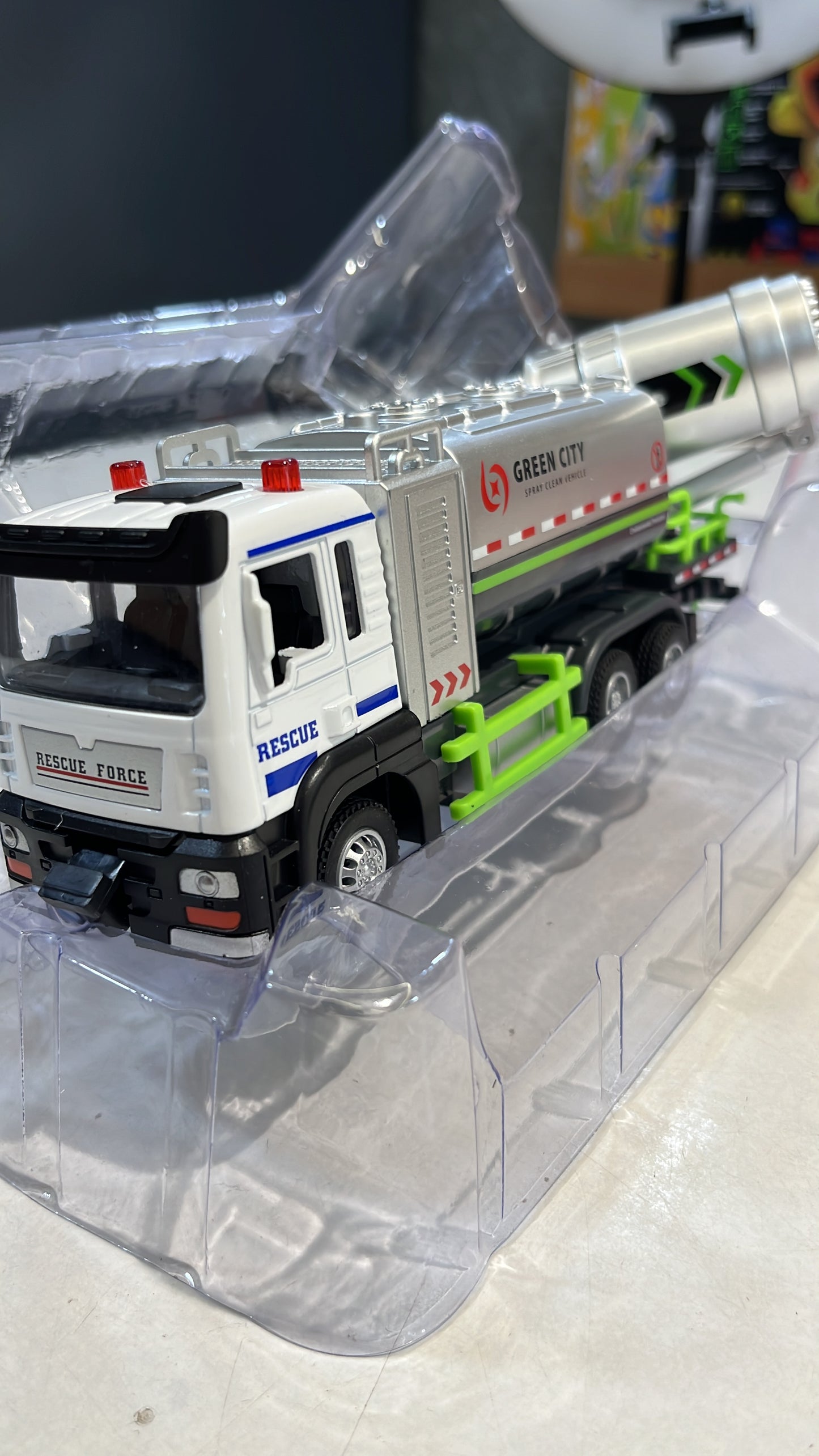 Small (1:16) Unbreakable Metal Truck with smoke - anti smog Truck with Light & Sound for Kids (size: 1:12) - Real smoke truck