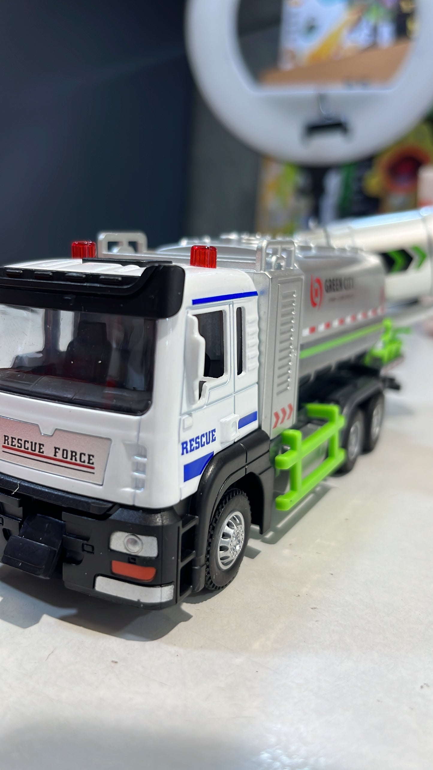 Small (1:16) Unbreakable Metal Truck with smoke - anti smog Truck with Light & Sound for Kids (size: 1:12) - Real smoke truck